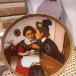 01 PRATO DE NORMAN ROCKWELL REDISCOVERED WOMEN GOSSIPING IN THE ALCOVE,PLACA DE COLECIONADOR COA EDIÇÃO LIMITADA SEXTA EDIÇÃO DA COLEÇÃO ROCKWELL'S REDISCOVERED WOMEN, PRODUZIDA PELA KNOWLES COLLECTIBLES SOCIETY OF AMERICA. ACABAMENTO EM OURO 22 QUILATES; FEITO NOS EUA EM 1983.TÍTULO: GOSSIPING IN THE ALCOVE. " EM PORTUGUES  FOFOCANDO NA ALCOVA" O PRATO COM 21,5 DE DIÂMETRO. CAIXA COM CERTIFICADO DE AUTENTICIDADE E DOCUMENTAÇÃO ORIGINAL. DA EDIÇÃO DE UMA SÉRIE CHAMADA MULHERES REDESCOBERTAS, Nº9956J, PRATO DE COLECIONADOR AUTÊNTICO DO LENDÁRIO ARTISTA NORMAN ROCKWELL, FABRICADO EM UM PERÍODO DE QUEIMA ESTRITAMENTE LIMITADO A 150 DIAS. LANÇADO SOB A MARCA REGISTRADA DA EDWIN M. KNOWLES FINE CHINA COMPANY.PEÇA COMPRADA EM GARAGEM DE ANTIGUIDADES NOS EUA. SUPORTE PARA PRATO NÃO INCLUÍDO NESTA VENDA. (NO ESTADO) ATENÇÃO! FAZER A VISITAÇÃO ANTES DE ARREMATAR, NÃO SABEMOS SE FUNCIONA, LEILÃO NÃO TEM GARANTIA E NEM DEVOLUÇÃO, SUJEITO A POSSÍVEIS AVARIAS VISÍVEIS/OCULTAS E/OU AUSÊNCIA DE COMPONENTES.