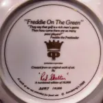 01 RARO PRATO DE COLECIONADOR DE EDIÇÃO LIMITADA APRESENTA O ICÔNICO PERSONAGEM RED SKELETON, "ASSINADO À MÃO" FREDDIE, JOGANDO GOLFE "FREDDIE ON THE GREEN"  COM 21 CM DE DIÂMETRO, PEÇA  VINTAGE FOI FABRICADA NOS ESTADOS UNIDOS DURANTE A DÉCADA DE 1980 E ESTÁ EM EXCELENTES CONDIÇÕES. PERFEITA PARA QUALQUER ENTUSIASTA DO RED SKELETON, ITEM DE COLECIONADOR, ESTA PEÇA DECORATIVA ADICIONARÁ UM TOQUE DE HUMOR E NOSTALGIA A QUALQUER COLEÇÃO.  ITEM ÚNICO E DIFÍCIL DE ENCONTRAR, UNICO NOBRASIL APENAS 10 MIL PRATOS LANÇADOS NOS EUA. PRATO DE Nº 3597/10.000. ITEM COMPRADO EM GARAGEM DE ANTIGUIDADES NOS EUA. SUPORTE PARA PRATO NÃO INCLUÍDO NESTA VENDA. (NO ESTADO) ATENÇÃO! FAZER A VISITAÇÃO ANTES DE ARREMATAR, NÃO SABEMOS SE FUNCIONA, LEILÃO NÃO TEM GARANTIA E NEM DEVOLUÇÃO, SUJEITO A POSSÍVEIS AVARIAS VISÍVEIS/OCULTAS E/OU AUSÊNCIA DE COMPONENTES.