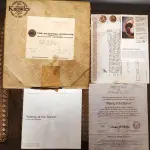 01 RARO  PRATO VINTAGE DE COLECIONADOR DA BRADFORD EXCHANGE APRESENTA A ICÔNICA PINTURA DE NORMAN ROCKWELL "ESPERANDO NO BAILE". ESTÁ COM CERTIFICADO DE AUTENTICIDADE NOTAS DE COMPRAS DA ÉPOCA DATADA EM 12/07/1982 O PRATO TEM 21 CM DE DIÂMETRO E É FEITO DE PORCELANA COM UM DESIGN MULTICOLORIDO. FAZ PARTE DA COLEÇÃO MULHERES REDESCOBERTAS DE ROCKWELL E É UMA EDIÇÃO LIMITADA E NUMERADA.O PRATO FOI PRODUZIDO NO FINAL DO SÉCULO XX UTILIZANDO O ESTILO E A TÉCNICA DE PRODUÇÃO DE CERÂMICA ARTÍSTICA. FOI FABRICADO NOS ESTADOS UNIDOS E É UM COMPLEMENTO PERFEITO PARA QUALQUER COLEÇÃO DE PRATOS DECORATIVOS DE COLECIONADOR. O PRATO ESTÁ EM EXCELENTE ESTADO E SERIA UM ÓTIMO PRESENTE PARA QUALQUER FÃ DE NORMAN ROCKWELL OU DE PRATOS DE COLECIONADOR. O SUPORTE DO PRATO NÃO ESTÁ INCLUÍDO. (NO ESTADO) ATENÇÃO! FAZER A VISITAÇÃO ANTES DE ARREMATAR, NÃO SABEMOS SE FUNCIONA, LEILÃO NÃO TEM GARANTIA E NEM DEVOLUÇÃO, SUJEITO A POSSÍVEIS AVARIAS VISÍVEIS/OCULTAS E/OU AUSÊNCIA DE COMPONENTES.