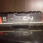 01 RARA LOCOMOTIVA A DIESEL ATHEARN HO SCALE CANADIAN NATIONAL CN #5012 COM 20 CM DE CUMPRIMENTO, ITEM COMPRADO EM GARAGENS DE ANTIGUIDADES NOS EUA. (NO ESTADO) ATENÇÃO! FAZER A VISITAÇÃO ANTES DE ARREMATAR, NÃO SABEMOS SE FUNCIONA, LEILÃO NÃO TEM GARANTIA E NEM DEVOLUÇÃO, SUJEITO A POSSÍVEIS AVARIAS VISÍVEIS/OCULTAS E/OU AUSÊNCIA DE COMPONENTES.