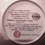 01 PRATO COLECIONÁVEL EMITIDO PELA KNOWLES CHINA.ESTA EDIÇÃO LIMITADA É UM DESIGN DE NORMAN ROCKWELL E É CHAMADA DE "REMINISCING IN THE QUIET" (REMINISCÊNCIAS NO SILÊNCIO).DA "REDISCOVERED WOMEN COLLECTION" DE ROCKWELL. ROCKWELL REALMENTE RETRATOU A SIMPLICIDADE DA VIDA AMERICANA, AQUELES MOMENTOS RICOS QUE TODOS NÓS VALORIZAMOS. O PRATO COM 21,5 CM DE  DIÂMETRO. NUMERADO 14489K.UMA EDIÇÃO LIMITADA, ORIGINAL OX E COA INCLUÍDOS. ÓTIMA COR, ESTILO E CONDIÇÃO. COM CERTIFICADO DE AUTENTICIDADE E OS FOLHETOS ORIGINAL DA ÉPOCA E NOTA DE COMPRA DATA EM, 28/05/1981.ITEM COMPRADO E GARAGENS DE ANTIGUIDADES NOS EUA. SUPORTE PARA PRATO NÃO INCLUÍDO NESTA VENDA. (NO ESTADO) ATENÇÃO! FAZER A VISITAÇÃO ANTES DE ARREMATAR, NÃO SABEMOS SE FUNCIONA, LEILÃO NÃO TEM GARANTIA E NEM DEVOLUÇÃO, SUJEITO A POSSÍVEIS AVARIAS VISÍVEIS/OCULTAS E/OU AUSÊNCIA DE COMPONENTES.