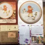 01 LINDO PRATO ENESCO BAS RELIEF DE 1993 DA COLEÇÃO MABEL LUCIE ATWELL EM BAIXO RELEVO PINTADO A MÃO EDIÇÃO LIMITADA, COM UM TEMA DE NATAL, DESIGN MULTICOLORIDO E PADRÃO DECORATIVO. FEITO DE CERÂMICA NA INDONÉSIA, COM 21 CM DE DIÂMETRO  PEÇA VINTAGE DO FINAL DO SÉCULO XX. A MARCA ENESCO É CONHECIDA POR SEUS PRATOS DE COLECIONADOR, E ESTE ITEM EM PARTICULAR FAZ PARTE DA FRANQUIA MABEL LUCIE ATWELL, ITEM RARO COM TODOS OS DOCUMENTOS, COMPRADO EM GARAGEM DE ANTIGUIDADES NOS EUA.SUPORTE PARA PRATO NÃO INCLUÍDO NESTA VENDA. (NO ESTADO) ATENÇÃO! FAZER A VISITAÇÃO ANTES DE ARREMATAR, NÃO SABEMOS SE FUNCIONA, LEILÃO NÃO TEM GARANTIA E NEM DEVOLUÇÃO, SUJEITO A POSSÍVEIS AVARIAS VISÍVEIS/OCULTAS E/OU AUSÊNCIA DE COMPONENTES.