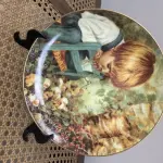 01 PRATO DE COLECIONADOR MICHAEL'S MIRACLE, ITEM RARO DE MILAGRES DE MICHAEL SÉRIE PESSOAS REAIS NANCY TURNER STRATFORD EDIÇÃO LIMITADA. PRIMEIRA EDIÇÃO DA SÉRIE REAL PEOPLE. THE STRATFORD COLLECTION LTD. ©1982.BRADEX: 84-S85-2.1, COM 21,5 CM DE DIÂMETRO. PRATO GUARDADO A ANOS  NUNCA USADO CAIXA E PAPEIS DETERIORADOS COMO MOSTRA NAS FOTOS FICOU ASSIM, POIS FICOU GUARDADO HÁ MUITOS ANOS NO ARMÁRIO PRATO  SEM LASCAS, RACHADURAS.ITEM FOI ENCONTRADO EM UM ARMÁRIO DURANTE A VENDA DE UMA PROPRIEDADE NOS EUA APÓS MUITOS ANOS GUARDADOS.  CAIXA “ORIGINAL E COM CERTIFICADO DE AUTENTICIDADE,SUPORTE PARA PRATO NÃO INCLUÍDO NESTA VENDA. (NO ESTADO) ATENÇÃO! FAZER A VISITAÇÃO ANTES DE ARREMATAR, NÃO SABEMOS SE FUNCIONA, LEILÃO NÃO TEM GARANTIA E NEM DEVOLUÇÃO, SUJEITO A POSSÍVEIS AVARIAS VISÍVEIS/OCULTAS E/OU AUSÊNCIA DE COMPONENTES.