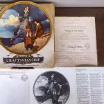 01 PRATO DE COLECIONADOR VINTAGE NORMAN ROCKWELL "WATING ON THE SHORE" "EM PORTUGUES ESPERANDO NA PRAIA", EDIÇÃO 9 DA COLEÇÃO 'MULHERES REDESCOBERTAS DE ROCKWELL'.A ARTISTA MAIS AMADA DOS ESTADOS UNIDOS APRESENTA UMA SÉRIE INTITULADA ""MULHERES REDESCOBERTAS DE ROCKWELL"". ESTA É A NONA EDIÇÃO DA SÉRIE “TRABALHANDO NA COZINHA”.PRATO DE NUMERO 5263V DA EDIÇÃO LIMITADA. EDWIN M, KNOWLES FINE CHINA, NÚMERO BRADEX 84-R70-4.2. COM CERTIFICADO DE AUTENTICIDADE E HISTÓRICO ESCRITO DA IMAGEM DA PLACA INCLUÍDOS. COM DIÂMETRO DE 21 CM CAIXA ORIGINAL. EM EXCELENTE ESTADO. O SUPORTE DO PRATO NÃO ESTÁ INCLUÍDO. PEÇA COMPRADA EM GARAGEM DE ANTIGUIDADES NOS EUA. SUPORTE PARA PRATO NÃO INCLUÍDO NESTA VENDA." . (NO ESTADO) ATENÇÃO! FAZER A VISITAÇÃO ANTES DE ARREMATAR, NÃO SABEMOS SE FUNCIONA, LEILÃO NÃO TEM GARANTIA E NEM DEVOLUÇÃO, SUJEITO A POSSÍVEIS AVARIAS VISÍVEIS/OCULTAS E/OU AUSÊNCIA DE COMPONENTES.