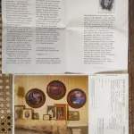 01 PRATO DE PORCELANA VINTAGE BRADFORD EXCHANGE DE 1995, COLECIONADOR, COMO NOVO, SISTERS ARE BLOSSOMS, KINDRED MOMENTS,NUMERADO 2344 A. ESTE BELO PRATO DE COLECIONADOR INTITULADO "SISTERS ARE BLOSSOMS" DE CHANTAL POULIN É UMA PEÇA DE ÉPOCA DO FINAL DO SÉCULO XX. FEITO DE PORCELANA COM UM DESIGN MULTICOLORIDO, ESTE PRATO É UM COMPLEMENTO PERFEITO PARA QUALQUER COLEÇÃO DECORATIVA. O PRATO FOI PRODUZIDO COM TÉCNICAS DE CERÂMICA NOS ESTADOS UNIDOS E É VINTAGE, SEM MODIFICAÇÕES. A BRADFORD EXCHANGE PRODUZIU ESTE PRATO COM UM ESTILO DE PRODUÇÃO DE CERÂMICA ARTÍSTICA. ESTE PRATO É PERFEITO PARA COLECIONADORES DE ITENS DECORATIVOS E É UM ITEM ESSENCIAL PARA QUEM APRECIA A BELEZA DE PRATOS VINTAGE. CAIXA ORIGINAL E CERTIFICADO DE AUTENTICIDADE DA PEÇA  O PRATO MEDE 21,5 CM DE DIÂMETRO.   ITEM COMPRADO EM GARAGENS DE ANTIGUIDADES NOS EUA.SUPORTE PARA PRATO NÃO INCLUÍDO NESTA VENDA. (NO ESTADO) ATENÇÃO! FAZER A VISITAÇÃO ANTES DE ARREMATAR, NÃO SABEMOS SE FUNCIONA, LEILÃO NÃO TEM GARANTIA E NEM DEVOLUÇÃO, SUJEITO A POSSÍVEIS AVARIAS VISÍVEIS/OCULTAS E/OU AUSÊNCIA DE COMPONENTES.