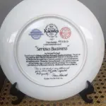 01 LINDO PRATO COLECIONÁVEL VINTAGE DE NORMAN ROCKWELL. A SEGUNDA EDIÇÃO DE "A MIND OF HER OWN ROCKWELL'S STUDIES OF GIRLHOOD". - "SERIOUS BUSINESS" -  A CENA CAPTURA UMA JOVEM ARTISTA PINTANDO UM QUADRO. A ARTE NESTA PLACA FOI SELECIONADA E APROVADA PARA INCLUSÃO NESTA SÉRIE DE PLACAS PELO NORMAN ROCKWELL FAMILY TRUST, RECEBENDO SEU SELO DE ENDOSSO E AUTENTICAÇÃO. PINTADA POR NORMAN ROCKWELL EM 1922 E AGORA PRESERVADA EM PORCELANA FINA KNOWLES EM UMA EDIÇÃO ESTRITAMENTE LIMITADA A 150 DIAS DE QUEIMA. CERTIFICADA COMO UM VERDADEIRO CLÁSSICO ROCKWELL PELA ROCKWELL SOCIETY OF AMERICA. ESTA É OBVIAMENTE UMA JOVEM MUITO DETERMINADA. MEU PAI RESPEITAVA ESSA QUALIDADE. THOMAS ROKWELL BRADEX Nº 84-R70-9.2, PLACA NUMERADA 5662D, ILUSTRAÇÃO LINDAMENTE DETALHADA DE NORMAN ROCKWELL, PERFEITO PARA COLECIONADORES OU COMO PRESENTE,  IDEAL PARA EXIBIÇÃO EM PAREDE OU PRATELEIRA, ENRIQUEÇA SUA DECORAÇÃO OU COMECE UMA COLEÇÃO DE ARTE COM ESTA PEÇA ATEMPORAL. COM 21 CM DE DIAMETRO CAIXA E CERTIFICADO E FOLHETOS  ORIGINAIS.PEÇA COMPRADA EM GARAGEM DE ANTIGUIDADES NOS EUA. SUPORTE PARA PRATO NÃO INCLUÍDO NESTA VENDA. (NO ESTADO) ATENÇÃO! FAZER A VISITAÇÃO ANTES DE ARREMATAR, NÃO SABEMOS SE FUNCIONA, LEILÃO NÃO TEM GARANTIA E NEM DEVOLUÇÃO, SUJEITO A POSSÍVEIS AVARIAS VISÍVEIS/OCULTAS E/OU AUSÊNCIA DE COMPONENTES.