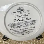 A NOVIÇA REBELDE (1949) - "I HAVE CONFIDENCE", 6ª PLACA COLECIONÁVEL DA SÉRIE DE PLACAS PARA COLECIONADORES EM HOMENAGEM A ESTE ADORADO MUSICAL. FEITO EM UMA EDIÇÃO ESTRITAMENTE LIMITADA A 150 DIAS DE QUEIMA NOS EUA. POR KNOWLES, O NOME MAIS ANTIGO DA AMÉRICA EM FINE PORCELANA CHINA ENDOSSADA PELOS ESPÓLIOS DE RICHARD RODGERS E OSCAR HAMMERSTEIN II. PINTADA EXCLUSIVAMENTE PARA ESTA EDIÇÃO LIMITADA POR T. CRNKOVICH E QUEIMADA EM PORCELANA FINA POR EDWIN M. KNOWLES. PLACA NÚMERO 14095 D, COM CERTIFICADO DE AUTENTICIDADE  E FOLHETOS DO MESMO  SEXTA GRAVURA DE A NOVIÇA REBELDE. ANO: 1987.NÚMERO BRADEX: 84-K41-18.6.ITEM COMPRADO EM GARAGEM DE ANTIGUIDADES NOS EUA. SUPORTE PARA PRATO NÃO INCLUÍDO NESTA VENDA. (NO ESTADO) ATENÇÃO! FAZER A VISITAÇÃO ANTES DE ARREMATAR, NÃO SABEMOS SE FUNCIONA, LEILÃO NÃO TEM GARANTIA E NEM DEVOLUÇÃO, SUJEITO A POSSÍVEIS AVARIAS VISÍVEIS/OCULTAS E/OU AUSÊNCIA DE COMPONENTES.