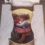 01 LINDO PRATO DE COLECIONADOR DE SUE ETEM "LOVE IN YOUR HEART", ASSINADO À MÃO O PRATO TEM 21 CM É O Nº 5421 DE UMA EDIÇÃO LIMITADA DE 40.000 EXEMPLARES NO TOTAL DA AMERICAN LEGACY LTD. 1984 E RETRATA DUAS CRIANÇAS SE ABRAÇANDO. SUE ETEM É CONHECIDA POR SUAS BELAS REPRESENTAÇÕES DE CRIANÇAS EM CORES VIBRANTES E DIMENSÕES, E O PRATO É ASSINADO POR ELA NO VERSO, EM SUA CAIXA ORIGINAL. PEÇA COMPRADA EM GARAGEM DE ANTIGUIDADES NOS EUA. SUPORTE PARA PRATO NÃO INCLUÍDO NESTA VENDA. (NO ESTADO) ATENÇÃO! FAZER A VISITAÇÃO ANTES DE ARREMATAR, NÃO SABEMOS SE FUNCIONA, LEILÃO NÃO TEM GARANTIA E NEM DEVOLUÇÃO, SUJEITO A POSSÍVEIS AVARIAS VISÍVEIS/OCULTAS E/OU AUSÊNCIA DE COMPONENTES.