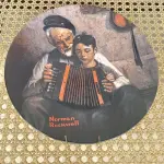 01 RARO PRATO VINTAGE DE COLECIONADOR APRESENTA A ICÔNICA PINTURA DE NORMAN ROCKWELL, "THE MUSIC MAKER". COM 21 CM DE DIÂMETRO, E É FEITO DE PORCELANA. O PRATO FAZ PARTE DA FRANQUIA "KNOWLES" DE EDIÇÃO LIMITADA E PERTENCE À LINHA DE PRODUTOS "EARLY AMERICAN PRESCUT/EAPC".O PRATO É DECORADO COM UM PADRÃO RÚSTICO E APRESENTA UMA IMAGEM COLORIDA DE UM HOMEM TOCANDO UM INSTRUMENTO MUSICAL. FOI PRODUZIDO COM A TÉCNICA DE CERÂMICA E FABRICADO NOS ESTADOS UNIDOS NO FINAL DO SÉCULO XX (1970-1999). ESTE PRATO DECORATIVO É PERFEITO PARA TODAS AS OCASIÕES E SERIA UM ÓTIMO COMPLEMENTO PARA QUALQUER COLEÇÃO. NÚMERO DA PLACA: 23765AP.COMPRADAS EM LOJAS DE ANTIGUIDADES DOS EUA NA DATA DE 13/05/1981.COM NOTA DE COMPRA DA EPOCA E TODOS OS DOCUMENTOS INCLUSOS.O SUPORTE DO PRATO NÃO ESTÁ INCLUÍDO. (NO ESTADO) ATENÇÃO! FAZER A VISITAÇÃO ANTES DE ARREMATAR, NÃO SABEMOS SE FUNCIONA, LEILÃO NÃO TEM GARANTIA E NEM DEVOLUÇÃO, SUJEITO A POSSÍVEIS AVARIAS VISÍVEIS/OCULTAS E/OU AUSÊNCIA DE COMPONENTES.