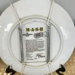 01 LINDO PRATO DE COLECIONADOR MASH 4077ª EDIÇÃO ÚLTIMA TEMPORADA DA SÉRIE DE TELEVISÃO MASH, LIMITADA NA CAIXA ORIGINAL. COM  21,5 CM DE DIÂMETRO, FABRICADO EM 1982 PELA ROYAL ORLEANS PARA A TWENTIETH CENTURY-FOX. UM PRATO MUITO BONITO. NO VERSO, HÁ UMA LISTA COM O NOME DOS ATORES. DISTRIBUÍDO EXCLUSIVAMENTE PELA ROYAL ORLEANS, NOVA ORLEANS, LA. COM CERTIFICADO DE AUTENTICIDADE E DOCUMENTOS. ITEM COMPRADO E GARAGENS DE ANTIGUIDADES NOS EUA. SUPORTE PARA PRATO NÃO INCLUÍDO NESTA VENDA. (NO ESTADO) ATENÇÃO! FAZER A VISITAÇÃO ANTES DE ARREMATAR, NÃO SABEMOS SE FUNCIONA, LEILÃO NÃO TEM GARANTIA E NEM DEVOLUÇÃO, SUJEITO A POSSÍVEIS AVARIAS VISÍVEIS/OCULTAS E/OU AUSÊNCIA DE COMPONENTES.