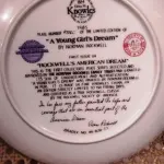 01 PRATO DE PORCELANA COLECIONÁVEL. ASSINATURA KNOWLES 1985 NOME EM PORCELANA FINA DA EDIÇÃO LIMITADA "ROCKWELL'S AMERICAN DREAM" DE 1985. A PLACA TEM SEU PRÓPRIO NÚMERO INDIVIDUAL NA SÉRIE 4716C  E UM NÚMERO NA LISTA INTERNACIONAL DE PLACAS DE COLECIONADOR BRADEX N.º 84 - R70 - 7. 1 COM DECORAÇÃO DE NORMAN ROCKWELL. TEMA  'O SONHO DE UMA JOVEM'. O PRIMEIRO DA SÉRIE AUTORIZADO PELA FAMÍLIA DO AUTOR.PORCELANA FORTE, NOBRE E RESSONANTE. FORMATO LEVEMENTE SEMI PROFUNDO, DECORAÇÃO PICTÓRICA CHARMOSA COM ACABAMENTO ACETINADO. CORES INTERESSANTES BORDA DOURADA. ASSINATURA DO AUTOR NO ANVERSO E NO REVERSO. PARA DECORAÇÃO, COM 21 CM DE DIAMETRO COM CAIXA CERTIFICADO DE AUTENTICIDADE E FOLHETOS ORIGINAIS. (NO ESTADO) ATENÇÃO! FAZER A VISITAÇÃO ANTES DE ARREMATAR, NÃO SABEMOS SE FUNCIONA, LEILÃO NÃO TEM GARANTIA E NEM DEVOLUÇÃO, SUJEITO A POSSÍVEIS AVARIAS VISÍVEIS/OCULTAS E/OU AUSÊNCIA DE COMPONENTES.