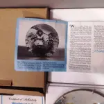 01 PRATO WEDGWOOD "PLAYTIME" MARY VICKERS "MY MEMORIES", DE 1982, FABRICADO NA INGLATERRA, COM 20 CM ESTE É UM PRATO VINTAGE DE COLECIONADOR DE 1982 MUITO CHARMOSO. "PLAYTIME", EM PORTUGUES "HORA DE BRINCAR"A SEGUNDA EDIÇÃO DE UMA SÉRIE INTITULADA "MY MEMORIES", DE MARY VICKERS.  LIMITADO A 100 DIAS DE PRODUÇÃO E LOGO FECHADDA A FABRICAÇAO PRATA DE NUMERO 1508H ANTERIORMENTE ESTIMADO. SEM DANOS NOTÁVEIS, MAS PODE APRESENTAR ALGUM DESGASTE TÍPICO. EM EXCELENTE ESTADO, POSSUI A CAIXA ORIGINAL CERTIFICADO DE AUTENTICIDADE E OS DOCUMENTOS. O SUPORTE DO PRATO NÃO ESTÁ INCLUÍDO. PEÇA COMPRADA EM GARAGEM DE ANTIGUIDADES NOS EUA. (NO ESTADO) ATENÇÃO! FAZER A VISITAÇÃO ANTES DE ARREMATAR, NÃO SABEMOS SE FUNCIONA, LEILÃO NÃO TEM GARANTIA E NEM DEVOLUÇÃO, SUJEITO A POSSÍVEIS AVARIAS VISÍVEIS/OCULTAS E/OU AUSÊNCIA DE COMPONENTES.