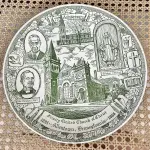 01 RARO E BELO PRATO VERDE SOBRE BRANCO, FEITO EM 1966 PARA CELEBRAR O 75º ANIVERSÁRIO DA IGREJA UNIDA DE CRISTO DA TRINDADE EM ALLENTOWN, CONDADO DE LEHIGH, PENSILVÂNIA. INFELIZMENTE, ACREDITO QUE A IGREJA UNIDA DE CRISTO DA TRINDADE FECHOU HÁ ALGUNS ANOS, DEVIDO AO ENCOLHIMENTO DA CONGREGAÇÃO. O CONTEXTO HISTÓRICO DA IGREJA ESTÁ NO VERSO DO PRATO. O PRATO FOI FEITO PELA KETTLESPRINGS KILNS, ALLIANCE, OHIO, E TEM 25 CM DE DIÂMETRO, CÓDIGO Nº 1532.O SUPORTE DO PRATO NÃO ESTÁ INCLUÍDO. (NO ESTADO) ATENÇÃO! FAZER A VISITAÇÃO ANTES DE ARREMATAR, NÃO SABEMOS SE FUNCIONA, LEILÃO NÃO TEM GARANTIA E NEM DEVOLUÇÃO, SUJEITO A POSSÍVEIS AVARIAS VISÍVEIS/OCULTAS E/OU AUSÊNCIA DE COMPONENTES.