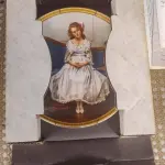 01 RARO  PRATO VINTAGE DE COLECIONADOR DA BRADFORD EXCHANGE APRESENTA A ICÔNICA PINTURA DE NORMAN ROCKWELL "ESPERANDO NO BAILE". ESTÁ COM CERTIFICADO DE AUTENTICIDADE NOTAS DE COMPRAS DA ÉPOCA DATADA EM 12/07/1982 O PRATO TEM 21 CM DE DIÂMETRO E É FEITO DE PORCELANA COM UM DESIGN MULTICOLORIDO. FAZ PARTE DA COLEÇÃO MULHERES REDESCOBERTAS DE ROCKWELL E É UMA EDIÇÃO LIMITADA E NUMERADA.O PRATO FOI PRODUZIDO NO FINAL DO SÉCULO XX UTILIZANDO O ESTILO E A TÉCNICA DE PRODUÇÃO DE CERÂMICA ARTÍSTICA. FOI FABRICADO NOS ESTADOS UNIDOS E É UM COMPLEMENTO PERFEITO PARA QUALQUER COLEÇÃO DE PRATOS DECORATIVOS DE COLECIONADOR. O PRATO ESTÁ EM EXCELENTE ESTADO E SERIA UM ÓTIMO PRESENTE PARA QUALQUER FÃ DE NORMAN ROCKWELL OU DE PRATOS DE COLECIONADOR. O SUPORTE DO PRATO NÃO ESTÁ INCLUÍDO. (NO ESTADO) ATENÇÃO! FAZER A VISITAÇÃO ANTES DE ARREMATAR, NÃO SABEMOS SE FUNCIONA, LEILÃO NÃO TEM GARANTIA E NEM DEVOLUÇÃO, SUJEITO A POSSÍVEIS AVARIAS VISÍVEIS/OCULTAS E/OU AUSÊNCIA DE COMPONENTES.