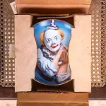 01 PRATO DE EDWARD J. ROHN CASA DA MOEDA DE CARSON "WHITE-FALDED CLOWN" DA CARSON MINT. PRIMEIRO PRATO DA SÉRIE "BIG TOP", EM PORTUGUES "A ROSTO BRANCO".1981, COM DIÂMETRO DE 21,5 CM, PERFEITO, COM CAIXA ORIGINAL E CERTIFICADO DE AUTENTICIDADE VENDAS DESSE PRATO DOI DE APENAS 60 DIAS NOS EUA E LOGO EM SEGUIDA FECHADA AS VENAS ITEM RARO.PEÇA COMPRADA EM GARAGEM DE ANTIGUIDADES NOS EUA. “SUPORTE PARA PRATO NÃO INCLUÍDO NESTA VENDA.” . (NO ESTADO) ATENÇÃO! FAZER A VISITAÇÃO ANTES DE ARREMATAR, NÃO SABEMOS SE FUNCIONA, LEILÃO NÃO TEM GARANTIA E NEM DEVOLUÇÃO, SUJEITO A POSSÍVEIS AVARIAS VISÍVEIS/OCULTAS E/OU AUSÊNCIA DE COMPONENTES.