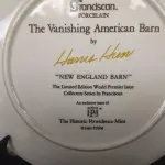 01 RARO PRATO PORCELANA FRANCISCANA DA HISTORIC PROVIDENCE MINT WORLD PREMIER FIRST EDITION, DE 1983, DA SÉRIE THE VANISHING AMERICAN BARN, DA HARRIS HIEN, A SEGUNDA EDIÇÃO DA SÉRIE, INTITULADA "THE LOG BARN", NEW "ENGLAND BARN". O PRATO APRESENTA UMA REPRESENTAÇÃO ÚNICA, DETALHADA E COLORIDA DE UM TIPO DE CELEIRO AMERICANO, SITUADO EM UM CENÁRIO DE FAZENDA DE DIFERENTES REGIÕES DO PAÍS, COM DETALHES DOURADOS NA BORDA. ESTAMPADAS NA PARTE INFERIOR COM O NOME DA SÉRIE, TÍTULO, ASSINATURA IMPRESSA DO ARTISTA E A MARCA THE HISTORIC PROVIDENCE MINT, E MEDEM APROXIMADAMENTE 21,8 CM DE DIÂMETRO. EM EXCELENTE ESTADO, POSSUI A CAIXA ORIGINAL E OS DOCUMENTOS.O SUPORTE DO PRATO NÃO ESTÁ INCLUÍDO. (NO ESTADO) ATENÇÃO! FAZER A VISITAÇÃO ANTES DE ARREMATAR, NÃO SABEMOS SE FUNCIONA, LEILÃO NÃO TEM GARANTIA E NEM DEVOLUÇÃO, SUJEITO A POSSÍVEIS AVARIAS VISÍVEIS/OCULTAS E/OU AUSÊNCIA DE COMPONENTES.