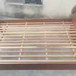 01 CAMA DE CASAL MADEIRA MACIÇA LOJAS LÍDER ÓTIMA CAMA ESTRADO TAMBEM DE MADEIRA MACIÇA. (NO ESTADO) ATENÇÃO! FAZER A VISITAÇÃO ANTES DE ARREMATAR, NÃO SABEMOS SE FUNCIONA, LEILÃO NÃO TEM GARANTIA E NEM DEVOLUÇÃO, SUJEITO A POSSÍVEIS AVARIAS VISÍVEIS/OCULTAS E/OU AUSÊNCIA DE COMPONENTES.