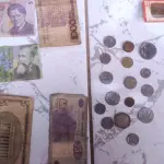 LOTE COM ITENS COLECIONADOR ADESIVOS CARTÕES ANTIGOS NOTAS MOEDAS SLIDES DESENHOS ANTIGOS. (NO ESTADO) ATENÇÃO! FAZER A VISITAÇÃO ANTES DE ARREMATAR, NÃO SABEMOS SE FUNCIONA, LEILÃO NÃO TEM GARANTIA E NEM DEVOLUÇÃO, SUJEITO A POSSÍVEIS AVARIAS VISÍVEIS/OCULTAS E/OU AUSÊNCIA DE COMPONENTES.