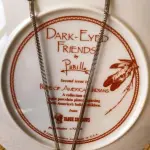 01 PRATO DE COLECIONADO "DARK-EYED FRIENDS" "EM PORTUGUES AMIGOS DE OLHOS ESCUROS" DE GREGORY PERILLO FOI A SEGUNDA EDIÇÃO DO PRIDE OF AMERICA'S INDIANS ESSA FOI UMA  COLEÇÃO DE OITO PRATOS DE PORCELANA REPRESENTANDO CRIANÇAS INDÍGENAS NORTE-AMERICANAS. ESTA EDIÇÃO LIMITADA DE 1986 DUROU 10 DIAS DE QUEIMA, PRODUZIDA PELA VAGUE SHADOWS AND ARTAFFECTS LTD. E É NUMERADA 0737R. ESTA PLACA ESTÁ EM ESTADO DE NOVA, SEM LASCAS, RACHADURAS OU REPAROS E SEM EVIDÊNCIAS DE SUJEIRA. POR FAVOR, REVISE CUIDADOSAMENTE AS FOTOS PARA OBTER UMA PERSPECTIVA COMPLETA. COM DIÂMETRO, BORDADA EM OURO 24K, ASSINADA NA FRENTE, CARIMBADA E NUMERADA À MÃO.COM SUA CAIXA ORIGINAL COM CERTIFICADO ORIGINAL DE AUTENTICIDADE E DOCUMENTAÇÃO.PEÇA COMPRADA EM GARAGEM DE ANTIGUIDADES NOS EUA. SUPORTE PARA PRATO NÃO INCLUÍDO NESTA VENDA. (NO ESTADO) ATENÇÃO! FAZER A VISITAÇÃO ANTES DE ARREMATAR, NÃO SABEMOS SE FUNCIONA, LEILÃO NÃO TEM GARANTIA E NEM DEVOLUÇÃO, SUJEITO A POSSÍVEIS AVARIAS VISÍVEIS/OCULTAS E/OU AUSÊNCIA DE COMPONENTES.