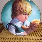 01 PRATO COLECIONÁVEIS ​​DE EDIÇÃO LIMITADA A 10 MIL TIRAGENS. ESTE E O PRATO DE NUMERO 4666 APRESENTA O TEDDY & TERRY DA PACIFIC ART, LINDAMENTE TRABALHADO EM PORCELANA COM UM DIÂMETRO DE 21,5 CM. O DESIGN COLORIDO REFLETE A CULTURA AMERICANA E A ERA DA CERÂMICA ARTÍSTICA DO FINAL DO SÉCULO XX. A MARCA KNOWLES É RECONHECIDA POR SEU ESTILO DECORATIVO E ESTE CONJUNTO NÃO É EXCEÇÃO. OS PRATOS SÃO PERFEITOS PARA TODAS AS OCASIÕES E SERIAM UM ÓTIMO COMPLEMENTO PARA QUALQUER COLEÇÃO DECORATIVA. A TÉCNICA DE PRODUÇÃO E O ESTILO SÃO EVIDENTES NOS DETALHES INTRINCADOS DO DESIGN. A LINHA DE PRODUTOS, EARLY AMERICAN, CONTRIBUI PARA A SINGULARIDADE DO CONJUNTO.ITEM COMPRADO E GARAGENS DE ANTIGUIDADES NOS EUA. SUPORTE PARA PRATO NÃO INCLUÍDO NESTA VENDA. (NO ESTADO) ATENÇÃO! FAZER A VISITAÇÃO ANTES DE ARREMATAR, NÃO SABEMOS SE FUNCIONA, LEILÃO NÃO TEM GARANTIA E NEM DEVOLUÇÃO, SUJEITO A POSSÍVEIS AVARIAS VISÍVEIS/OCULTAS E/OU AUSÊNCIA DE COMPONENTES.