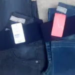 01 LOTE COM 02 CALÇAS JEANS NOVAS FEMININAS SEM USO NUMEROS 36. (NO ESTADO) ATENÇÃO! FAZER A VISITAÇÃO ANTES DE ARREMATAR, NÃO SABEMOS SE FUNCIONA, LEILÃO NÃO TEM GARANTIA E NEM DEVOLUÇÃO, SUJEITO A POSSÍVEIS AVARIAS VISÍVEIS/OCULTAS E/OU AUSÊNCIA DE COMPONENTES.