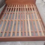 01 CAMA DE CASAL MADEIRA MACIÇA LOJAS LÍDER ÓTIMA CAMA ESTRADO TAMBEM DE MADEIRA MACIÇA. (NO ESTADO) ATENÇÃO! FAZER A VISITAÇÃO ANTES DE ARREMATAR, NÃO SABEMOS SE FUNCIONA, LEILÃO NÃO TEM GARANTIA E NEM DEVOLUÇÃO, SUJEITO A POSSÍVEIS AVARIAS VISÍVEIS/OCULTAS E/OU AUSÊNCIA DE COMPONENTES.