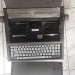 01 MÁQUINA DE ESCREVER OLIVETTI PRAXIS 204 LL. (NO ESTADO) ATENÇÃO! FAZER A VISITAÇÃO ANTES DE ARREMATAR, NÃO SABEMOS SE FUNCIONA, LEILÃO NÃO TEM GARANTIA E NEM DEVOLUÇÃO, SUJEITO A POSSÍVEIS AVARIAS VISÍVEIS/OCULTAS E/OU AUSÊNCIA DE COMPONENTES.