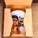 01 PRATO DE COLECIONADO "DARK-EYED FRIENDS" "EM PORTUGUES AMIGOS DE OLHOS ESCUROS" DE GREGORY PERILLO FOI A SEGUNDA EDIÇÃO DO PRIDE OF AMERICA'S INDIANS ESSA FOI UMA  COLEÇÃO DE OITO PRATOS DE PORCELANA REPRESENTANDO CRIANÇAS INDÍGENAS NORTE-AMERICANAS. ESTA EDIÇÃO LIMITADA DE 1986 DUROU 10 DIAS DE QUEIMA, PRODUZIDA PELA VAGUE SHADOWS AND ARTAFFECTS LTD. E É NUMERADA 0737R. ESTA PLACA ESTÁ EM ESTADO DE NOVA, SEM LASCAS, RACHADURAS OU REPAROS E SEM EVIDÊNCIAS DE SUJEIRA. POR FAVOR, REVISE CUIDADOSAMENTE AS FOTOS PARA OBTER UMA PERSPECTIVA COMPLETA. COM DIÂMETRO, BORDADA EM OURO 24K, ASSINADA NA FRENTE, CARIMBADA E NUMERADA À MÃO.COM SUA CAIXA ORIGINAL COM CERTIFICADO ORIGINAL DE AUTENTICIDADE E DOCUMENTAÇÃO.PEÇA COMPRADA EM GARAGEM DE ANTIGUIDADES NOS EUA. SUPORTE PARA PRATO NÃO INCLUÍDO NESTA VENDA. (NO ESTADO) ATENÇÃO! FAZER A VISITAÇÃO ANTES DE ARREMATAR, NÃO SABEMOS SE FUNCIONA, LEILÃO NÃO TEM GARANTIA E NEM DEVOLUÇÃO, SUJEITO A POSSÍVEIS AVARIAS VISÍVEIS/OCULTAS E/OU AUSÊNCIA DE COMPONENTES.