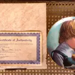 01 PRATO COLECIONÁVEIS ​​DE EDIÇÃO LIMITADA A 10 MIL TIRAGENS. ESTE E O PRATO DE NUMERO 4666 APRESENTA O TEDDY & TERRY DA PACIFIC ART, LINDAMENTE TRABALHADO EM PORCELANA COM UM DIÂMETRO DE 21,5 CM. O DESIGN COLORIDO REFLETE A CULTURA AMERICANA E A ERA DA CERÂMICA ARTÍSTICA DO FINAL DO SÉCULO XX. A MARCA KNOWLES É RECONHECIDA POR SEU ESTILO DECORATIVO E ESTE CONJUNTO NÃO É EXCEÇÃO. OS PRATOS SÃO PERFEITOS PARA TODAS AS OCASIÕES E SERIAM UM ÓTIMO COMPLEMENTO PARA QUALQUER COLEÇÃO DECORATIVA. A TÉCNICA DE PRODUÇÃO E O ESTILO SÃO EVIDENTES NOS DETALHES INTRINCADOS DO DESIGN. A LINHA DE PRODUTOS, EARLY AMERICAN, CONTRIBUI PARA A SINGULARIDADE DO CONJUNTO.ITEM COMPRADO E GARAGENS DE ANTIGUIDADES NOS EUA. SUPORTE PARA PRATO NÃO INCLUÍDO NESTA VENDA. (NO ESTADO) ATENÇÃO! FAZER A VISITAÇÃO ANTES DE ARREMATAR, NÃO SABEMOS SE FUNCIONA, LEILÃO NÃO TEM GARANTIA E NEM DEVOLUÇÃO, SUJEITO A POSSÍVEIS AVARIAS VISÍVEIS/OCULTAS E/OU AUSÊNCIA DE COMPONENTES.