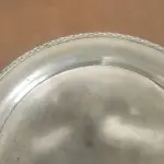 01 LOTE COM UMA BANDEJA ESTA COM FALHAS NO BANHO POR SER MUITO ANTIGA COM 29 CM DE DIAMETRO. E UM TUCANO EM MADEIRA FEITO ARTESANAL. (NO ESTADO) ATENÇÃO! FAZER A VISITAÇÃO ANTES DE ARREMATAR, NÃO SABEMOS SE FUNCIONA, LEILÃO NÃO TEM GARANTIA E NEM DEVOLUÇÃO, SUJEITO A POSSÍVEIS AVARIAS VISÍVEIS/OCULTAS E/OU AUSÊNCIA DE COMPONENTES.