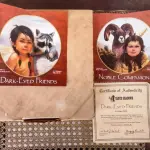 01 PRATO DE COLECIONADO "DARK-EYED FRIENDS" "EM PORTUGUES AMIGOS DE OLHOS ESCUROS" DE GREGORY PERILLO FOI A SEGUNDA EDIÇÃO DO PRIDE OF AMERICA'S INDIANS ESSA FOI UMA  COLEÇÃO DE OITO PRATOS DE PORCELANA REPRESENTANDO CRIANÇAS INDÍGENAS NORTE-AMERICANAS. ESTA EDIÇÃO LIMITADA DE 1986 DUROU 10 DIAS DE QUEIMA, PRODUZIDA PELA VAGUE SHADOWS AND ARTAFFECTS LTD. E É NUMERADA 0737R. ESTA PLACA ESTÁ EM ESTADO DE NOVA, SEM LASCAS, RACHADURAS OU REPAROS E SEM EVIDÊNCIAS DE SUJEIRA. POR FAVOR, REVISE CUIDADOSAMENTE AS FOTOS PARA OBTER UMA PERSPECTIVA COMPLETA. COM DIÂMETRO, BORDADA EM OURO 24K, ASSINADA NA FRENTE, CARIMBADA E NUMERADA À MÃO.COM SUA CAIXA ORIGINAL COM CERTIFICADO ORIGINAL DE AUTENTICIDADE E DOCUMENTAÇÃO.PEÇA COMPRADA EM GARAGEM DE ANTIGUIDADES NOS EUA. SUPORTE PARA PRATO NÃO INCLUÍDO NESTA VENDA. (NO ESTADO) ATENÇÃO! FAZER A VISITAÇÃO ANTES DE ARREMATAR, NÃO SABEMOS SE FUNCIONA, LEILÃO NÃO TEM GARANTIA E NEM DEVOLUÇÃO, SUJEITO A POSSÍVEIS AVARIAS VISÍVEIS/OCULTAS E/OU AUSÊNCIA DE COMPONENTES.