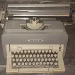 01 MÁQUINA DE ESCREVER ANTIGA UNDERWOOD 198. (NO ESTADO) ATENÇÃO! FAZER A VISITAÇÃO ANTES DE ARREMATAR, NÃO SABEMOS SE FUNCIONA, LEILÃO NÃO TEM GARANTIA E NEM DEVOLUÇÃO, SUJEITO A POSSÍVEIS AVARIAS VISÍVEIS/OCULTAS E/OU AUSÊNCIA DE COMPONENTES.