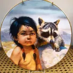 01 PRATO DE COLECIONADO "DARK-EYED FRIENDS" "EM PORTUGUES AMIGOS DE OLHOS ESCUROS" DE GREGORY PERILLO FOI A SEGUNDA EDIÇÃO DO PRIDE OF AMERICA'S INDIANS ESSA FOI UMA  COLEÇÃO DE OITO PRATOS DE PORCELANA REPRESENTANDO CRIANÇAS INDÍGENAS NORTE-AMERICANAS. ESTA EDIÇÃO LIMITADA DE 1986 DUROU 10 DIAS DE QUEIMA, PRODUZIDA PELA VAGUE SHADOWS AND ARTAFFECTS LTD. E É NUMERADA 0737R. ESTA PLACA ESTÁ EM ESTADO DE NOVA, SEM LASCAS, RACHADURAS OU REPAROS E SEM EVIDÊNCIAS DE SUJEIRA. POR FAVOR, REVISE CUIDADOSAMENTE AS FOTOS PARA OBTER UMA PERSPECTIVA COMPLETA. COM DIÂMETRO, BORDADA EM OURO 24K, ASSINADA NA FRENTE, CARIMBADA E NUMERADA À MÃO.COM SUA CAIXA ORIGINAL COM CERTIFICADO ORIGINAL DE AUTENTICIDADE E DOCUMENTAÇÃO.PEÇA COMPRADA EM GARAGEM DE ANTIGUIDADES NOS EUA. SUPORTE PARA PRATO NÃO INCLUÍDO NESTA VENDA. (NO ESTADO) ATENÇÃO! FAZER A VISITAÇÃO ANTES DE ARREMATAR, NÃO SABEMOS SE FUNCIONA, LEILÃO NÃO TEM GARANTIA E NEM DEVOLUÇÃO, SUJEITO A POSSÍVEIS AVARIAS VISÍVEIS/OCULTAS E/OU AUSÊNCIA DE COMPONENTES.