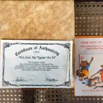 01 PRATO DE COLECIONADOR SÉRIE PARECE QUE FOI ONTEM  PLACA DE COLECIONADOR B0Y RUSTY MONEY APRESENTA UMA CENA COMOVENTE DE UM MENINO E SEU CACHORRO, COM O TEMA DE CORREIO, DA SÉRIE "IT'S GOT MY NAME ON IT "EM PORTUGUES "TEM MEU NOME NELE" DA RUSTY MONEY, 4ª EDIÇÃO. E FOI FABRICADO ENTRE 1980 E 1989. PRATO DE NUMERO 12838. É PERFEITO PARA COLECIONADORES DE ITENS DECORATIVOS AMERICANOS, ESPECIALMENTE PARA AQUELES INTERESSADOS EM PRATOS DE COLECIONADOR. EMITIDO PELA RJ ERNST ENTERPRISES. ACOMPANHA O CERTIFICADO DE AUTENTICIDADE NA CAIXA ORIGINAL. COM 22 CM DE DIÂMETRO.PEÇA COMPRADA EM GARAGEM DE ANTIGUIDADES NOS EUA. SUPORTE PARA PRATO NÃO INCLUÍDO NESTA VENDA. (NO ESTADO) ATENÇÃO! FAZER A VISITAÇÃO ANTES DE ARREMATAR, NÃO SABEMOS SE FUNCIONA, LEILÃO NÃO TEM GARANTIA E NEM DEVOLUÇÃO, SUJEITO A POSSÍVEIS AVARIAS VISÍVEIS/OCULTAS E/OU AUSÊNCIA DE COMPONENTES.