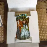 01  PRATO DE COLECIONADOR "E O VENTO LEVOU" DE 1989, "THE HOME TO TARA", É UMA ADIÇÃO DESLUMBRANTE À COLEÇÃO DE QUALQUER COLECIONADOR. APRESENTANDO A ICÔNICA MANSÃO DO ADORADO FILME, ESTE PRATO CAPTURA A GRANDIOSIDADE E A BELEZA DE "E O VENTO LEVOU". FABRICADO EM 1989, ESTE ITEM DE COLECIONADOR É ESSENCIAL PARA OS FÃS DO CLÁSSICO. COM DETALHES MINUCIOSOS E ACABAMENTO PRIMOROSO, ESTE PRATO É A MANEIRA PERFEITA DE COMEMORAR A HISTÓRIA ATEMPORAL DE SCARLETT O'HARA E RHETT BUTLER. QUINTA EDIÇÃO DA SÉRIE BODAS DE OURO DE 1989, OFICIALMENTE AUTORIZADA PELA METRO-GOLDWYN-MAYER PARA COMEMORAR O 50º ANIVERSÁRIO DO FILME IMORTAL "E O VENTO LEVOU".QUEIMADO EM PORCELANA FINA W. S. GEORGE COM DETALHES DOURADOS. EDIÇÃO LIMITADA A 150 DIAS DE QUEIMA.O PRATO MEDE 21,5 CM DE DIÂMETRO.PRATO DE NUMERO 4477K.COM TODA DOCMUENTAÇAO E CERTIFICADO DE AUTETICIDADE. PEÇA COMPRADA EM GARAGEM DE ANTIGUIDADES NOS EUA. SUPORTE PARA PRATO NÃO INCLUÍDO NESTA VENDA. (NO ESTADO) ATENÇÃO! FAZER A VISITAÇÃO ANTES DE ARREMATAR, NÃO SABEMOS SE FUNCIONA, LEILÃO NÃO TEM GARANTIA E NEM DEVOLUÇÃO, SUJEITO A POSSÍVEIS AVARIAS VISÍVEIS/OCULTAS E/OU AUSÊNCIA DE COMPONENTES.