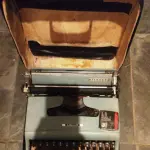 01 MÁQUINA DE ESCREVER ANTIGA OLIVETT LETTERA 22. (NO ESTADO) ATENÇÃO! FAZER A VISITAÇÃO ANTES DE ARREMATAR, NÃO SABEMOS SE FUNCIONA, LEILÃO NÃO TEM GARANTIA E NEM DEVOLUÇÃO, SUJEITO A POSSÍVEIS AVARIAS VISÍVEIS/OCULTAS E/OU AUSÊNCIA DE COMPONENTES.