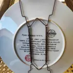 01 PRATO DE NORMAN ROCKWELL EDIÇÃO DA SAFRA 1984 PORCELANA FINA ESTA É PARTE DA PLACA DE EDIÇÃO LIMITADA DA THE ROCKWELL SOCIETY OF AMERICA Nº DA ÚNICA EDIÇÃO NOMEADA PAPAI NOEL EM SUA OFICINA POR NORMAN ROCKWELL É A DÉCIMA PRIMEIRA EDIÇÃO DE UMA SÉRIE ANUAL DE PLACAS EDIÇÃO PERMANENTEMENTE FECHADA VISUAL MURAL PINTADO EM 1922 POR NORMAN ROCKWELL FEITO POR EDWIN M KNOWLES NOME MAIS ANTIGO DA AMÉRICA EM PORCELANA FINA NÚMERO BRADEX 84-R70-1.11 PRATO DE NUMERO 17170 C CERTIFICADO DE AUTENTICAÇÃO OFICIALMENTE CARIMBADO CARIMBADO E ASSINADO, QUE É COMO SEU TÍTULO NA PARTE DE TRÁS,  COM CAIXA ORIGINAL COM PARTE DA ETIQUETA DO SELO THE BRADFORD EXCHANGE COM UM PANFLETO DA HISTÓRIA DESTA PLACA. MEDE 8 1/4 DE DIÂMETRO SEM ARRANHÕES SEM LASCAS SEM RACHADURAS  ITEM DE COLECIONADOR. ITEM COMPRADO E GARAGENS DE ANTIGUIDADES NOS EUA. SUPORTE PARA PRATO NÃO INCLUÍDO NESTA VENDA. (NO ESTADO) ATENÇÃO! FAZER A VISITAÇÃO ANTES DE ARREMATAR, NÃO SABEMOS SE FUNCIONA, LEILÃO NÃO TEM GARANTIA E NEM DEVOLUÇÃO, SUJEITO A POSSÍVEIS AVARIAS VISÍVEIS/OCULTAS E/OU AUSÊNCIA DE COMPONENTES.