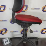 01 CADEIRA DE ESCRITÓRIO NA COR VERMELHA. (NO ESTADO EM QUE SE ENCONTRA. SUJEITO A AVARIAS OCULTAS/VISÍVEIS.)