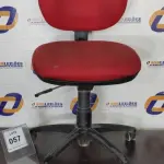 01 CADEIRA DE ESCRITÓRIO NA COR VERMELHA. (NO ESTADO EM QUE SE ENCONTRA. SUJEITO A AVARIAS OCULTAS/VISÍVEIS.)