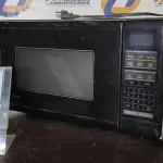 01 MICROONDAS TURNTABLEA 110V V9427T. (NO ESTADO EM QUE SE ENCONTRA. SUJEITO A AVARIAS OCULTAS/VISÍVEIS.)