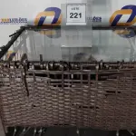 01 MESA DE CAFÉ. (NO ESTADO EM QUE SE ENCONTRA. SUJEITO A AVARIAS OCULTAS/VISÍVEIS.) BH1590V