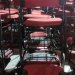 18 CADEIRAS UNIVERSITÁRIAS. (NO ESTADO) ATENÇÃO! FAZER A VISITAÇÃO ANTES DE ARREMATAR, NÃO SABEMOS SE FUNCIONA, LEILÃO NÃO TEM GARANTIA E NEM DEVOLUÇÃO, SUJEITO A POSSÍVEIS AVARIAS VISÍVEIS/OCULTAS E/OU AUSÊNCIA DE COMPONENTES.