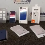 06 BOX -PHONE CASER E 02 (PELÍCULAS). (NO ESTADO EM QUE SE ENCONTRA. SUJEITO A AVARIAS OCULTAS/VISÍVEIS.)