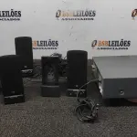 06 CAIXAS PEQUENAS DE SOM P/ COMPUTADOR E 01 DVD SVA. NO ESTADO EM QUE SE ENCONTRA. SUJEITO A AVARIAS OCULTAS/VISÍVEIS.)