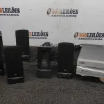 06 CAIXAS PEQUENAS DE SOM P/ COMPUTADOR E 01 DVD SVA. NO ESTADO EM QUE SE ENCONTRA. SUJEITO A AVARIAS OCULTAS/VISÍVEIS.)