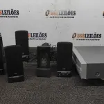 06 CAIXAS PEQUENAS DE SOM P/ COMPUTADOR E 01 DVD SVA. NO ESTADO EM QUE SE ENCONTRA. SUJEITO A AVARIAS OCULTAS/VISÍVEIS.)