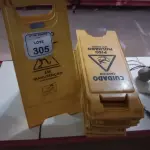 10 PLACAS DE AVISO PARA PISOS MOLHADOS. (NO ESTADO) ATENÇÃO! FAZER A VISITAÇÃO ANTES DE ARREMATAR, NÃO SABEMOS SE FUNCIONA, LEILÃO NÃO TEM GARANTIA E NEM DEVOLUÇÃO, SUJEITO A POSSÍVEIS AVARIAS VISÍVEIS/OCULTAS E/OU AUSÊNCIA DE COMPONENTES.
