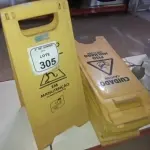 10 PLACAS DE AVISO PARA PISOS MOLHADOS. (NO ESTADO) ATENÇÃO! FAZER A VISITAÇÃO ANTES DE ARREMATAR, NÃO SABEMOS SE FUNCIONA, LEILÃO NÃO TEM GARANTIA E NEM DEVOLUÇÃO, SUJEITO A POSSÍVEIS AVARIAS VISÍVEIS/OCULTAS E/OU AUSÊNCIA DE COMPONENTES.