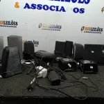 01 LOTE COM VÁRIAS CAIXAS DE SOM E RÁDIOS RELÓGIOS DE MARCAS E MODELOS DIVERSOS. (NO ESTADO) ATENÇÃO! FAZER A VISITAÇÃO ANTES DE ARREMATAR, NÃO SABEMOS SE FUNCIONA, LEILÃO NÃO TEM GARANTIA E NEM DEVOLUÇÃO, SUJEITO A POSSÍVEIS AVARIAS VISÍVEIS/OCULTAS E/OU AUSÊNCIA DE COMPONENTES.