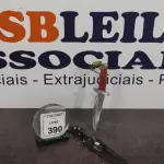 01 FACA TÁTICA FULL TANG 30CM COM FIEL NO GOMO CABO DE MADEIRA E BAINHA EM COURO SINTÉTICO. (NO ESTADO) ATENÇÃO! FAZER A VISITAÇÃO ANTES DE ARREMATAR, NÃO SABEMOS SE FUNCIONA, LEILÃO NÃO TEM GARANTIA E NEM DEVOLUÇÃO, SUJEITO A POSSÍVEIS AVARIAS VISÍVEIS/OCULTAS E/OU AUSÊNCIA DE COMPONENTES.